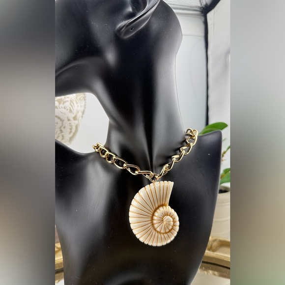 Gold Shell Pendant Necklace (18+3) - Picture 9 of 10
